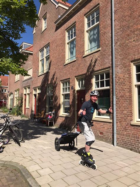 Bike messenger Amsterdam and skate courier during Corona crisis.